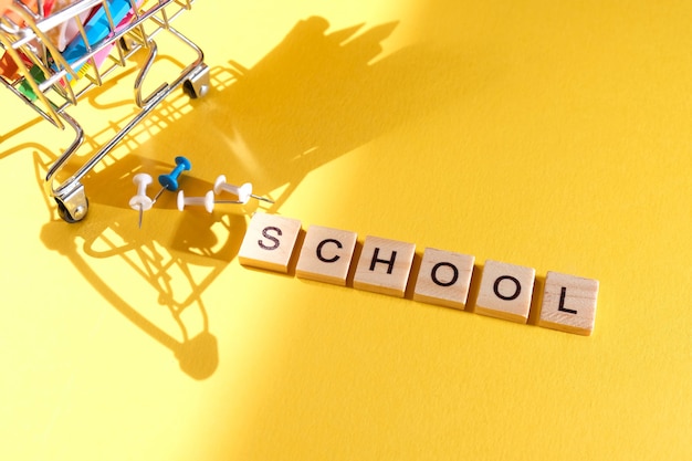 Photo retour au texte de l'école sur tableau jaune. vue de dessus. ombre à la mode