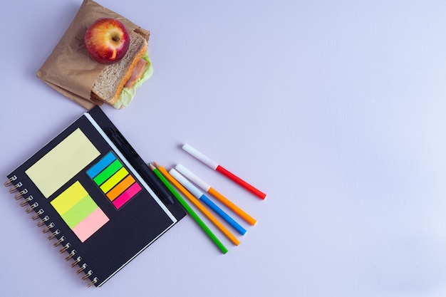 RETOUR À L'ÉCOLE avec cahier, crayons et sandwich aux fruits. Espace de copie.