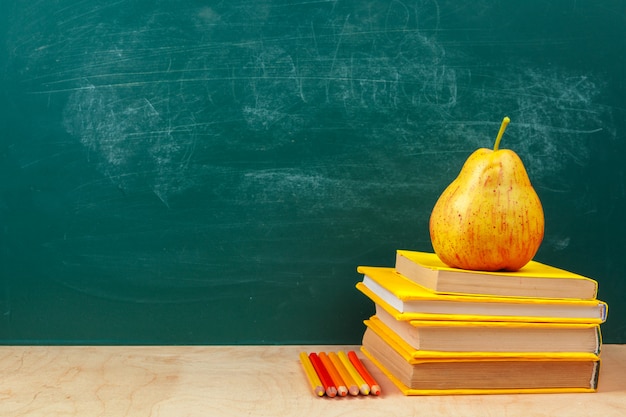 retour à la conception de modèle d'école, avec des fournitures scolaires, fond de tableau vert