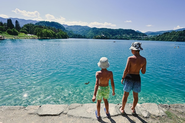 Retour de deux frères au panamas se tenir dans la jetée de voir le magnifique lac de Bled en Slovénie