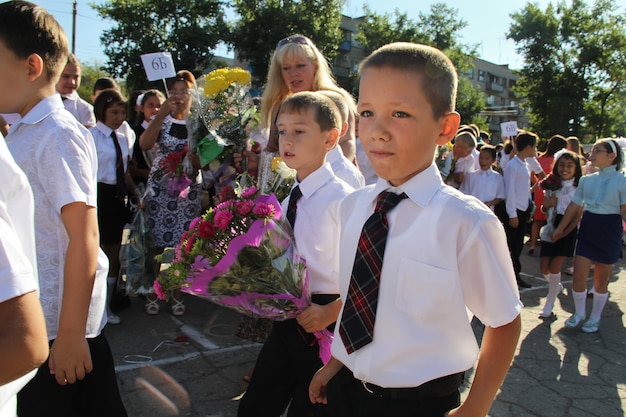 Retour à l&#39;école. 1er septembre. Célébration d&#39;une nouvelle année scolaire en Russie. Étudiants.