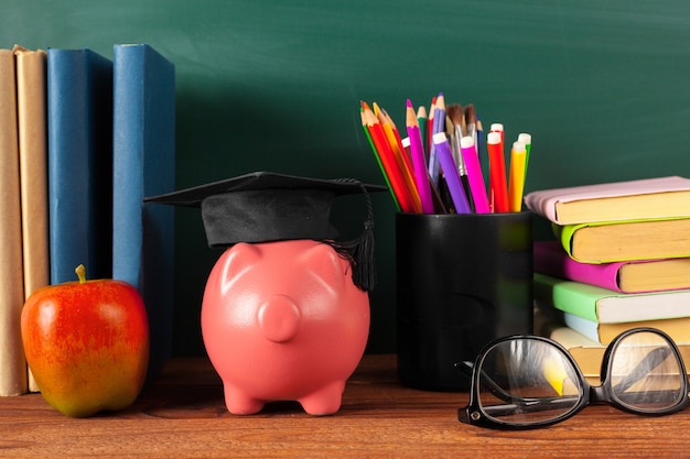 Retour à L'école - Apple Et Des Livres Avec Des Crayons Et Un Tableau