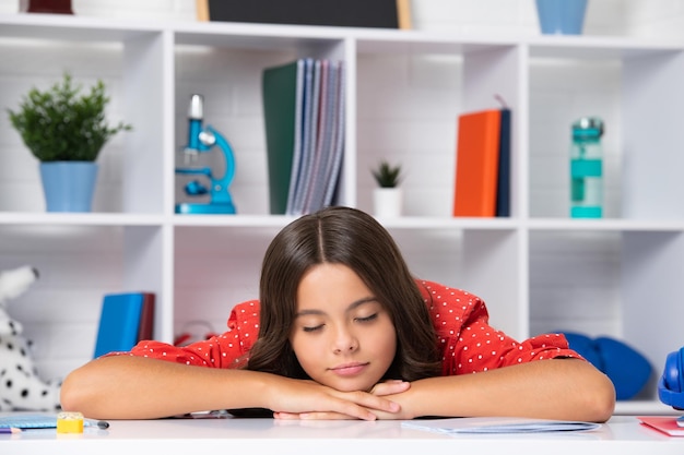 Retour à l'école Écolière adolescente fatiguée et ennuyée