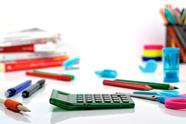 Retour à l&#39;école concept-close-up des fournitures scolaires sur un fond blanc.