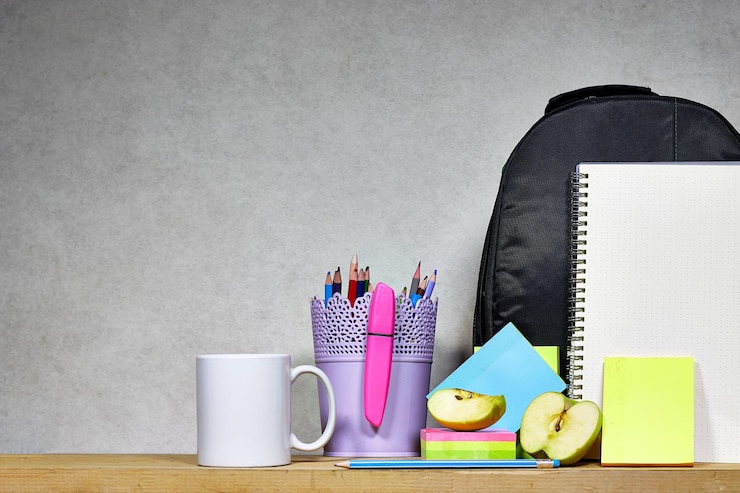 Photo retour à l'école concept fournitures de bureau scolaire et fruit de pomme et tasse de maquette blanche sur table en bois
