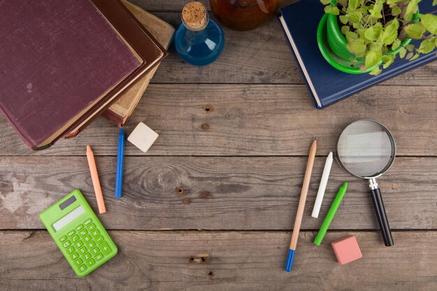 Retour à l'école concept fournitures scolaires sur le bureau en bois