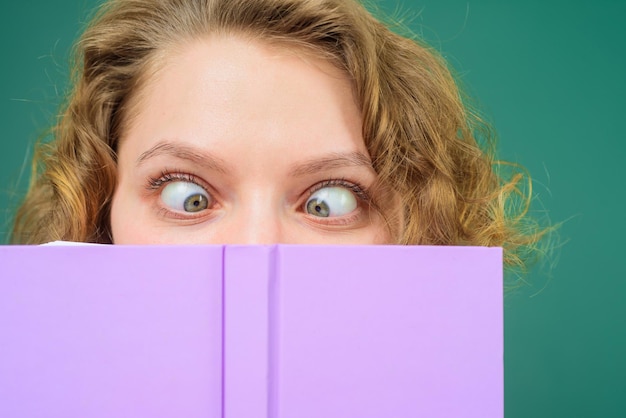 Retour à l'école concept journal de classe enseignant souriant avec journal de classe heureux enseignant école