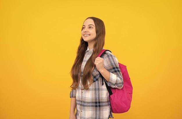 Retour à l'école concept de la journée des connaissances de l'éducation enfant en chemise à carreaux sur fond jaune