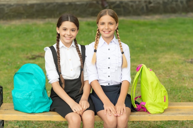 Retour à l'école deux adolescents positifs après l'école amitié en plein air des écolières
