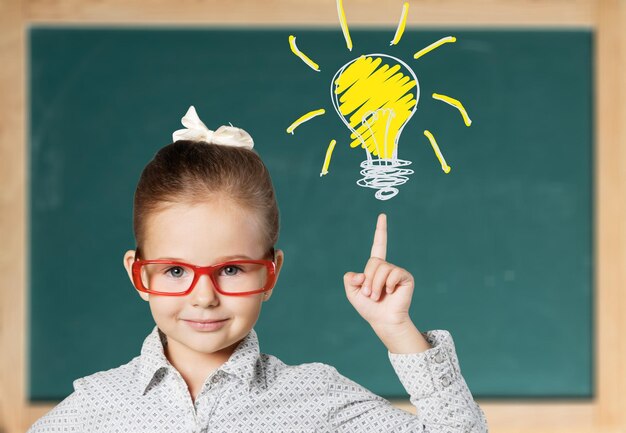 Photo retour à l'école. écolier avec casque de réalité virtuelle. enfant en classe.