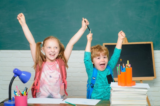 Retour à l'école enfant de l'école primaire avec un livre et un sac, les enfants se préparent pour le ch...