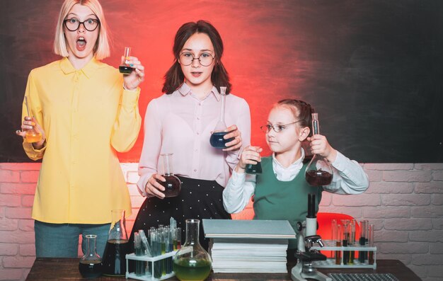 Retour à l'école enfant de l'école primaire petits enfants scientifique gagnant la chimie dans le laboratoire de chimie de l'école