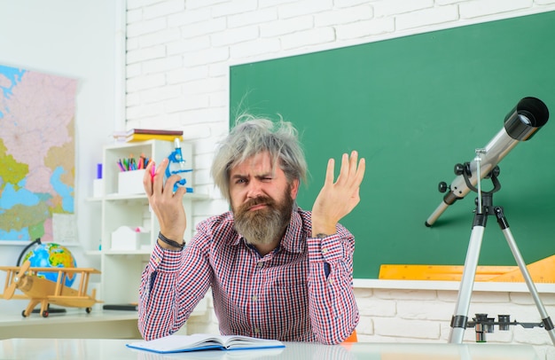 Retour à l'école enseignant confus dans l'apprentissage en classe concept d'école d'éducation enseignant de septembre