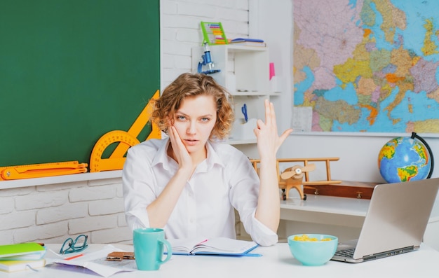 Retour à l'école enseignante fatiguée dans le concept d'éducation en classe