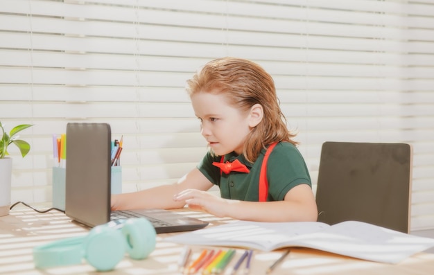 Retour à l'école et l'enseignement à domicile heureux écolier à la leçon élève en classe à la journée de la connaissance sch