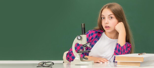 Retour à l'école étude biologie chimie laboratoire recherche éducation affiche isolée horizontale