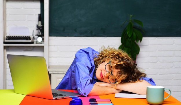 Retour à l'école étudiante endormie en classe jeune étudiante préparant les devoirs des examens