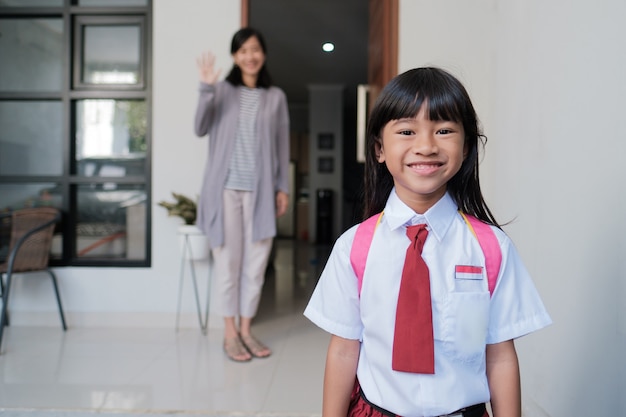 Retour à l'école. fille d'élève asiatique souriante avec sac à dos allant à l'école