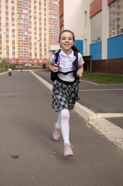 Retour à l'école fille en uniforme scolaire aller à l'école