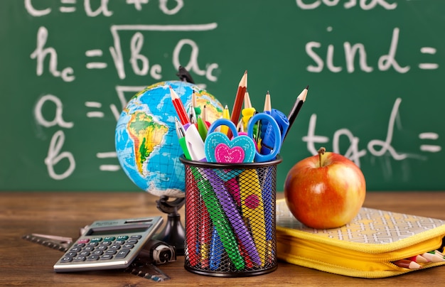 Retour à l'école. Fournitures scolaires en composition sur la table.