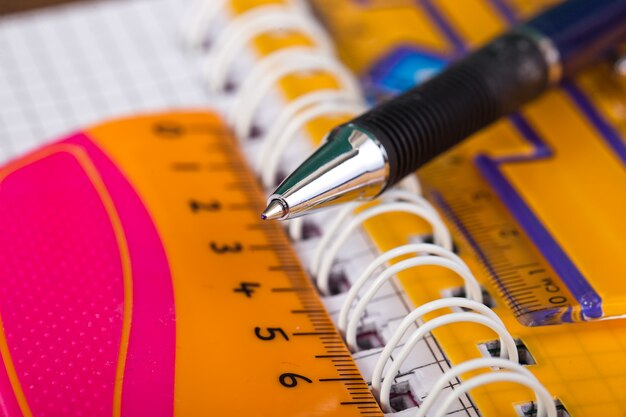 Retour à l'école. Fournitures scolaires en composition sur la table.