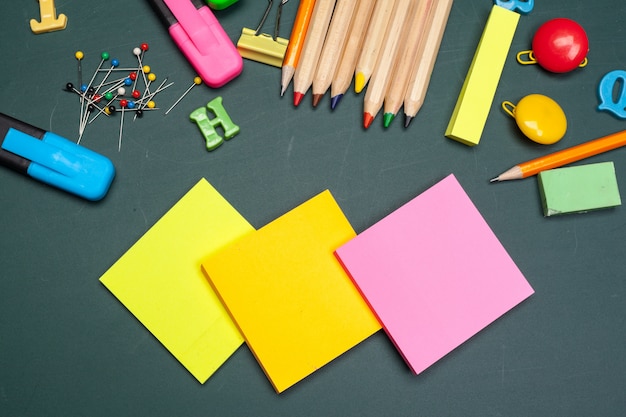 Retour à l'école avec des fournitures scolaires et un espace pour le texte