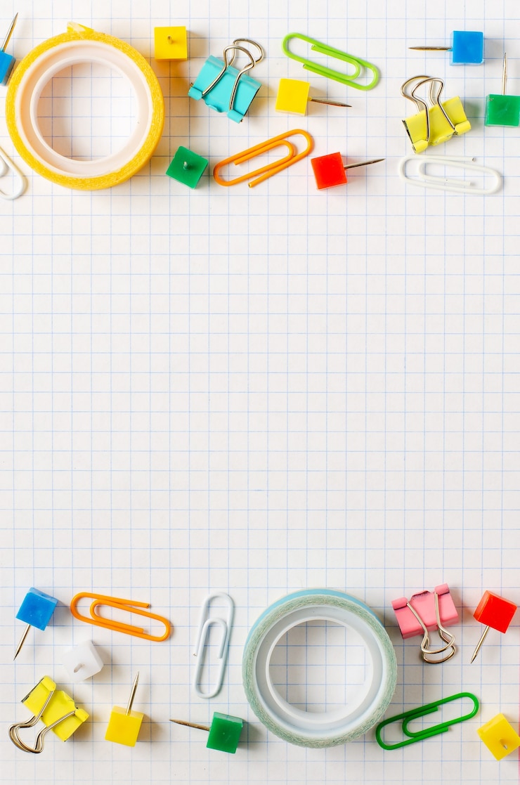 Photo retour à l'école. fournitures scolaires sur papier quadrillé blanc. espace de copie.