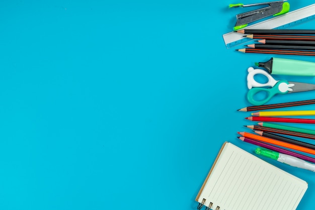 Retour à L'école . Fournitures Scolaires Et Tableau Noir Sur Bleu