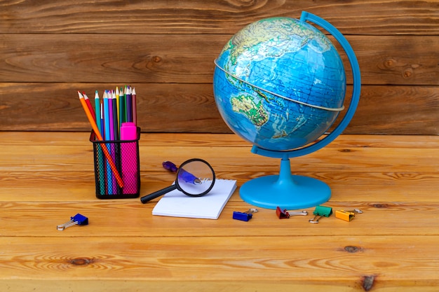 Photo retour à l'école! globe, modèle terre, matériel éducatif sur une table en bois sur un globe d'asie et d'australie.