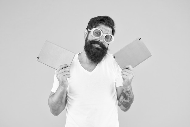 Retour à l'école Homme barbu dans des lunettes funky appréciant le temps des étudiants diplômé de l'université livres pour lire écrire mes notes ici Journal d'un hipster de la vie de célibataire a un look bizarre