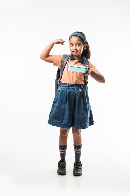 Retour à l'école - Indian girl in school uniform, standing isolated over white background prêt à partir