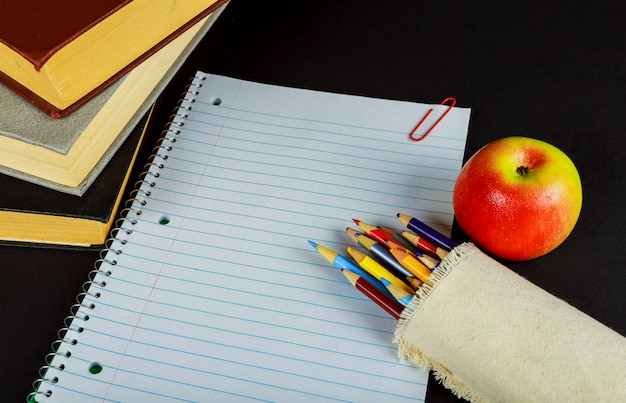 Retour à l&#39;école isolé sur fond noir