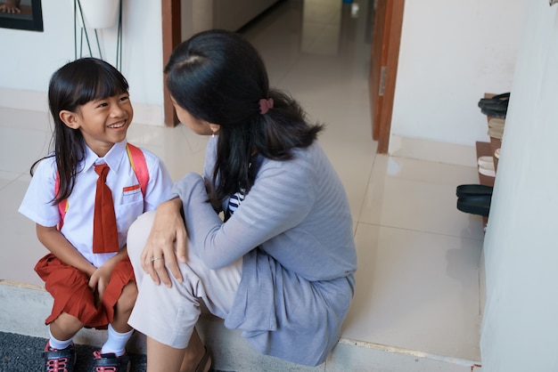 Retour à l'école. Jolie fille d'élève asiatique avec sac à dos pour aller à l'école. uniforme d'étudiant indonésien