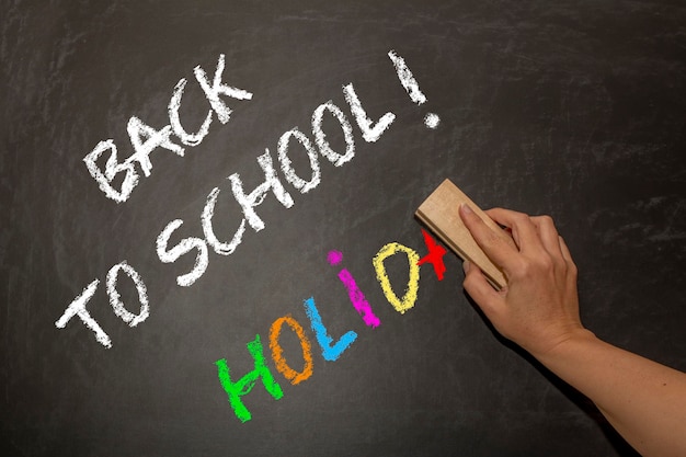 Retour à l'école lettrage sur fond noir tableau