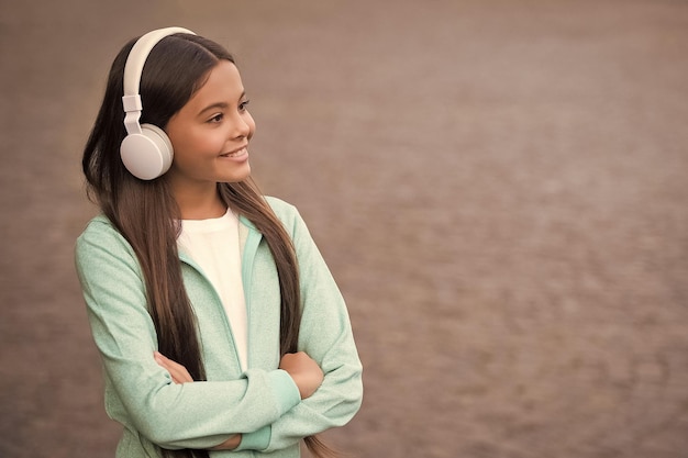 Retour à l'école en ligne éducation privée enfant souriant étude livre audio elearning et ebook bonheur de l'enfance adolescente dans les écouteurs espace copie enfant heureux porter des écouteurs écouter de la musique