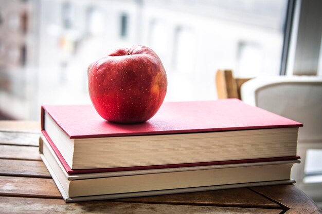 Photo retour à l'école livre de concept avec pomme sur la table