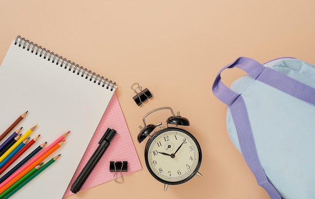 Retour à L'école Mise En Page Des Matières Scolaires Sur Fond Chair Clair Bloc-notes Sac à Dos Stylos Crayons Réveil Et Autres Outils Bannière Avec Place Pour Le Texte