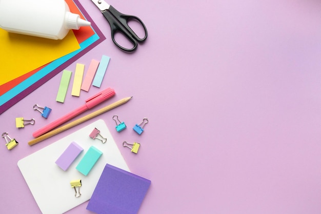 Retour à l'école mise à plat Diverses fournitures de bureau sur fond lilas espace pour le texte