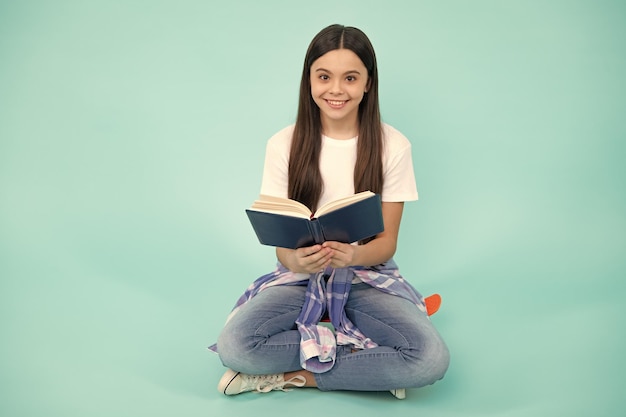 Retour à l'école Portrait d'une adolescente avec des livres Concept d'école et d'éducation pour enfants Étudiante d'écolière Heureux adolescent émotions positives et souriantes d'une adolescente