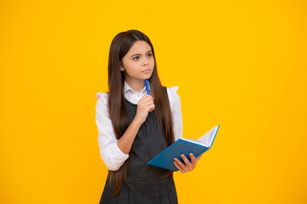 Retour à l'école Portrait d'une adolescente avec des livres Concept d'école et d'éducation pour enfants Étudiante d'écolière Pensée pensive intelligente adolescente