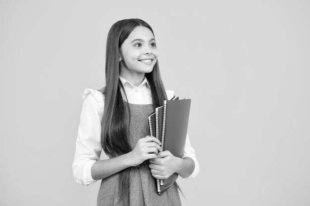 Retour à l'école Portrait d'une adolescente avec des livres Concept d'école et d'éducation pour enfants Étudiante écolière