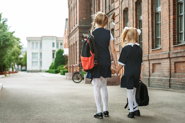 Retour à l'école, Portrait de l'arrière d'élèves du primaire avec des sacs à dos