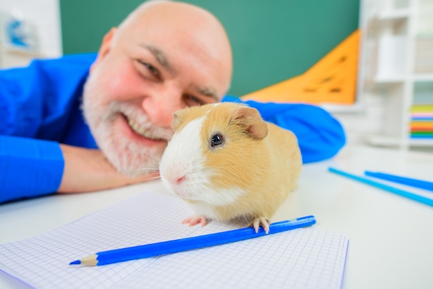 Retour à l'école de zoologie septembre enseignant drôle apprenant le concept d'école d'éducation enseignant de sexe masculin dans