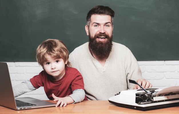 Retour à l'enseignant et enfant de l'école primaire et enseignant en classe à l'école papa jouer w