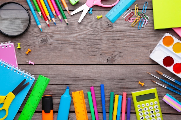 Retour à la notion d'école sur fond en bois gris