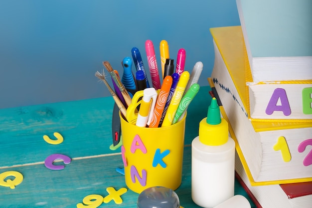 Retour à la papeterie de l'école est sur la table. Fond de couleur bleu ciel