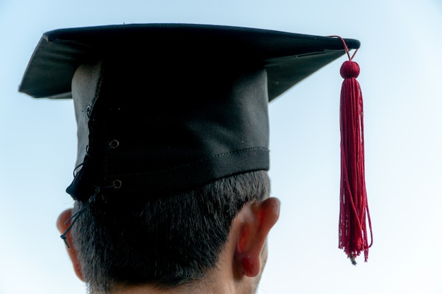 Retour portrait de diplômé portant un chapeau noir.