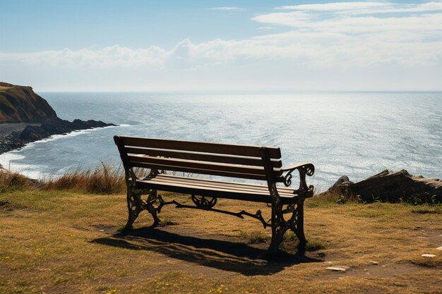 Retraite à flanc de falaise, seule, avec des pensées sur un banc vide avec vue sur la mer