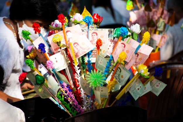 Une retraite de méditation thaïlandaise observe les préceptes religieux et fait don de robes aux prêtres bouddhistes du monastère Kathin cérémonie au temple Wat Maheyong le 7 avril 2024 à Ayutthaya, en Thaïlande