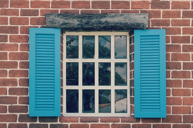 Rétro une fenêtre avec une arche sur un mur en bois